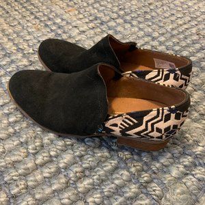 TOMS SUEDE SHOES! Womens 9